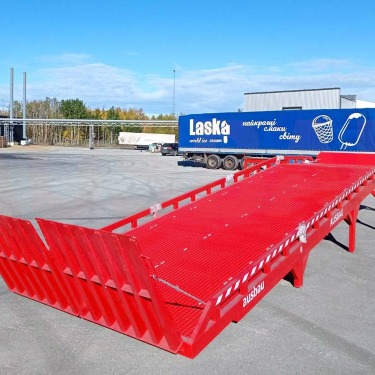 Fixed loading dock ramps with horizontal boards