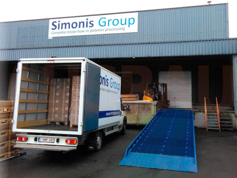 Fixed loading ramp without horizontal boards
