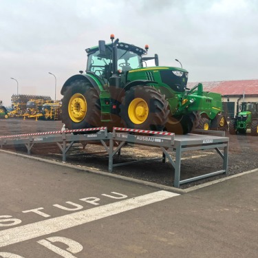 Fixed ramp for heavy machinery