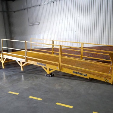 Stationary loading dock ramps