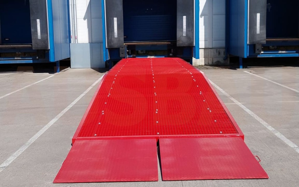 Truck ramp for commercial vehicles