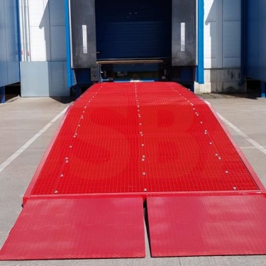Truck ramp for commercial vehicles