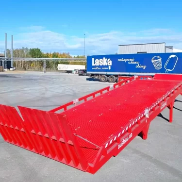 Fixed loading dock ramp with horizontal board in Estonia