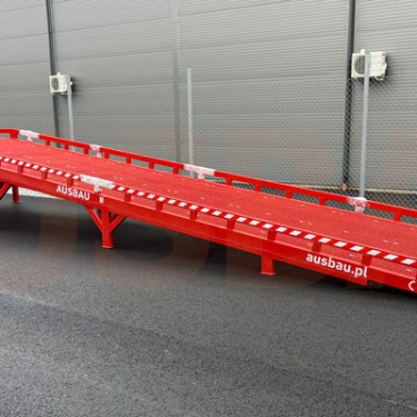 Fixed loading dock ramp with hydraulic bridge in Sweden