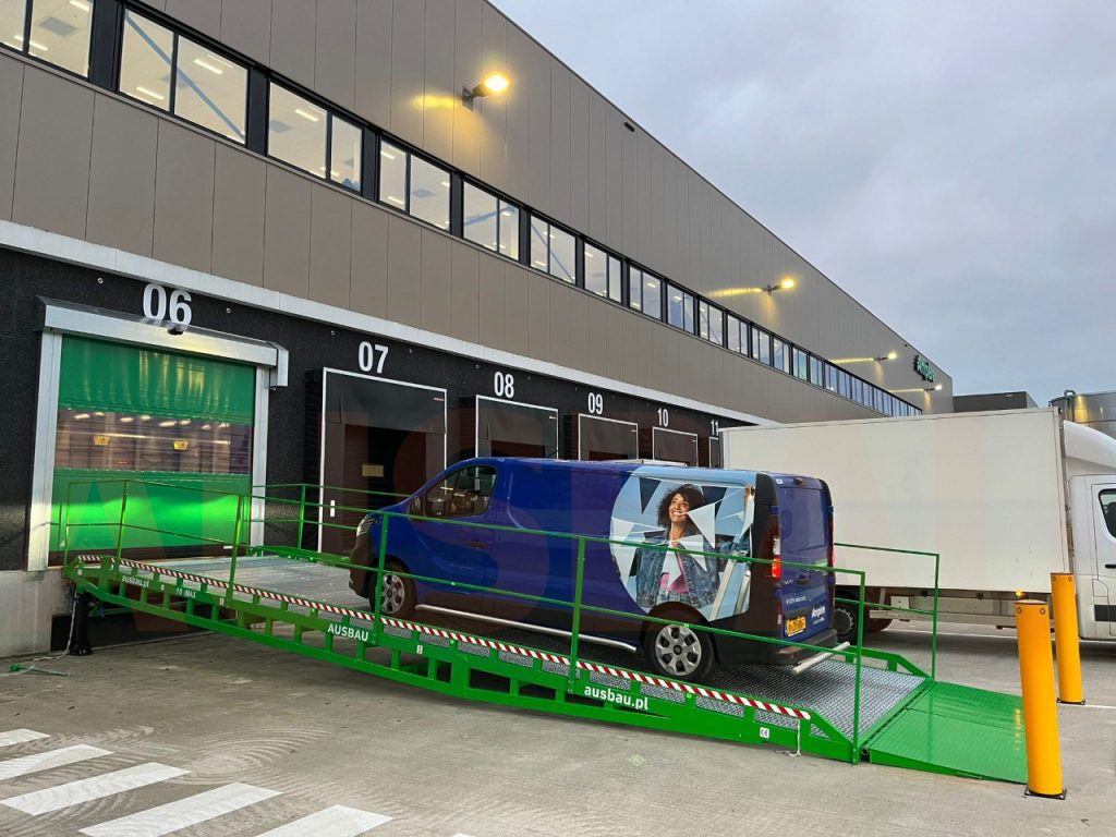 Mobile Verladerampe mit Stützwinden